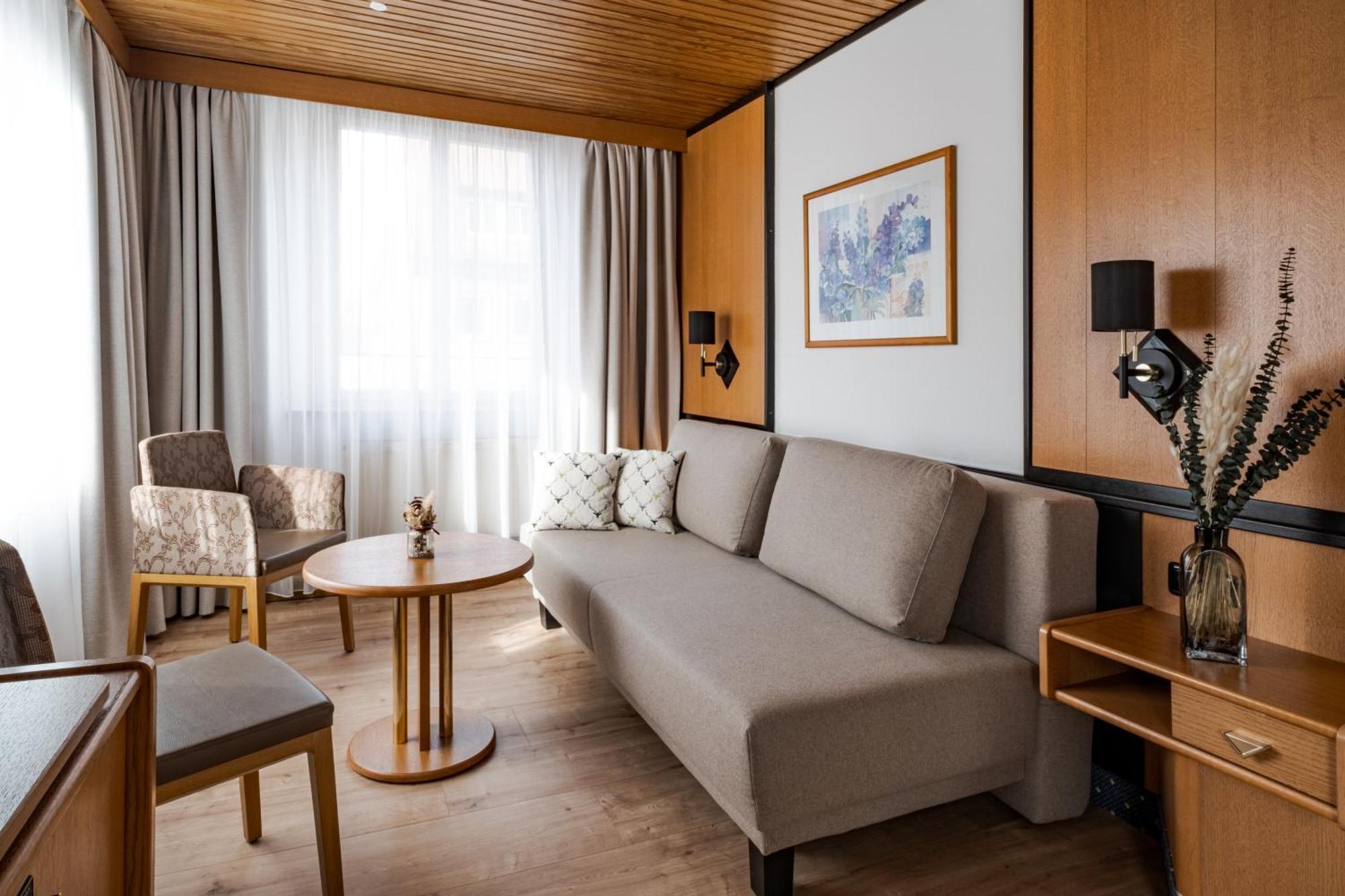 Hotel Goldener Hirsch Кауфбойрен Екстериор снимка